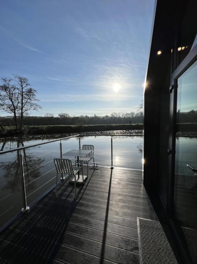 Water Cabin With Water Sports Equipment And Bikes, Bath Bristol Exterior photo